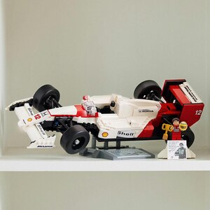 LEGO Icons: Formula 1 - McLaren MP4/4 si Ayrton Senna 10330, 18 ani+, 693 piese LEGO Icons: Formula 1 - McLaren MP4/4 si Ayrton Senna 10330, 18 ani+, 693 piese