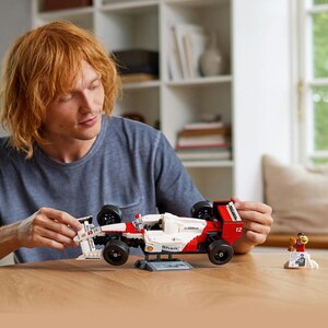 LEGO Icons: Formula 1 - McLaren MP4/4 si Ayrton Senna 10330, 18 ani+, 693 piese LEGO Icons: Formula 1 - McLaren MP4/4 si Ayrton Senna 10330, 18 ani+, 693 piese