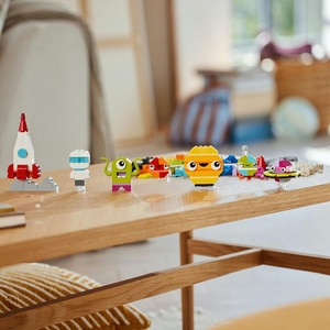 LEGO Classic: Planete creative 11037, 5 ani+, 450 piese LEGO Classic: Planete creative 11037, 5 ani+, 450 piese