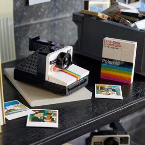LEGO Ideas: Camera Foto Polaroid OneStep SX-70 21345, 18 ani+, 516 piese LEGO Ideas: Camera Foto Polaroid OneStep SX-70 21345, 18 ani+, 516 piese