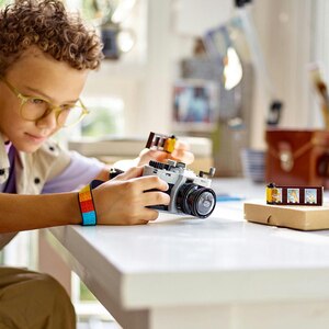 LEGO Creator 3in1: Aparat foto retro 31147, 8 ani+, 261 piese LEGO Creator 3in1: Aparat foto retro 31147, 8 ani+, 261 piese