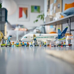 LEGO City: Avion de pasageri 60367, 7 ani+, 913 piese LEGO City: Avion de pasageri 60367, 7 ani+, 913 piese