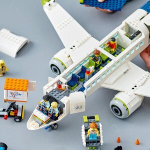 LEGO City: Avion de pasageri 60367, 7 ani+, 913 piese LEGO City: Avion de pasageri 60367, 7 ani+, 913 piese