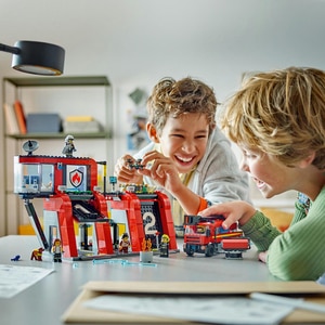 LEGO City: Statie si camion de pompieri 60414, 6 ani+, 843 piese LEGO City: Statie si camion de pompieri 60414, 6 ani+, 843 piese