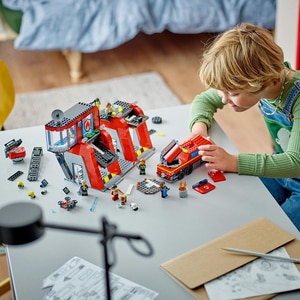 LEGO City: Statie si camion de pompieri 60414, 6 ani+, 843 piese LEGO City: Statie si camion de pompieri 60414, 6 ani+, 843 piese