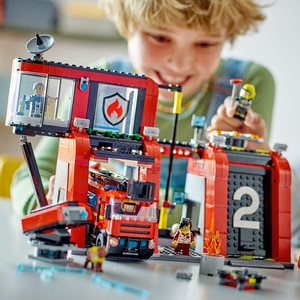 LEGO City: Statie si camion de pompieri 60414, 6 ani+, 843 piese LEGO City: Statie si camion de pompieri 60414, 6 ani+, 843 piese