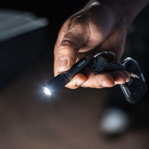 Lanterna NEBO Columbo Keychain, 100 lumeni, 1xAAA, gri Lanterna NEBO Columbo Keychain, 100 lumeni, 1xAAA, gri