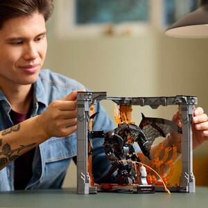 LEGO Icons: Stapanul inelelor - Diorama pentru biblioteca cu un Balrog 10367, 18 ani+, 1201 piese LEGO Icons: Stapanul inelelor - Diorama pentru biblioteca cu un Balrog 10367, 18 ani+, 1201 piese
