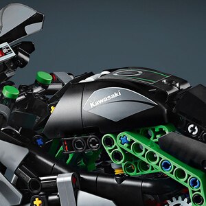 LEGO Technic: Motocicleta Kawasaki Ninja H2R 42170, 10 ani+, 643 piese LEGO Technic: Motocicleta Kawasaki Ninja H2R 42170, 10 ani+, 643 piese