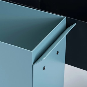 Unitate depozitare cu suport ghiveci flori SPIN Fliss, 68 x 25 x 71 cm, albastru Unitate depozitare cu suport ghiveci flori SPIN Fliss, 68 x 25 x 71 cm, albastru