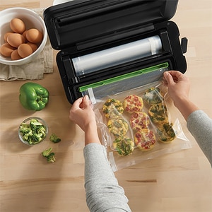 Aparat de vidat FOODSAVER VS2190X-01, 110W, argintiu-negru Aparat de vidat FOODSAVER VS2190X-01, 110W, argintiu-negru