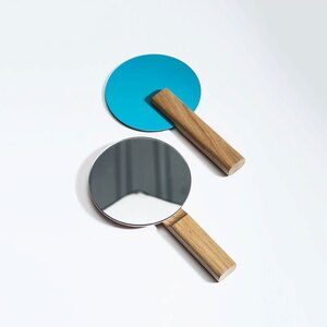 Oglinda cosmetica SPIN Paddle Vanity, 15 x 25 cm, Lemn, cyan-albastru Oglinda cosmetica SPIN Paddle Vanity, 15 x 25 cm, Lemn, cyan-albastru