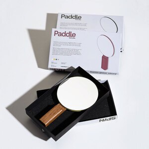Oglinda cosmetica SPIN Paddle Vanity, 15 x 25 cm, Lemn, alb Oglinda cosmetica SPIN Paddle Vanity, 15 x 25 cm, Lemn, alb