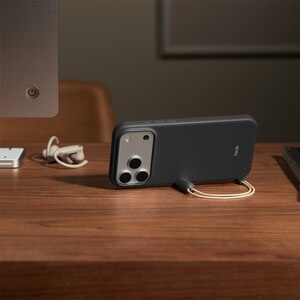 Husa telefon BEATS iPhone 17 Pro Max KickStand cu MagSafe - Granite Gray, MGY94LL/A Husa telefon BEATS iPhone 17 Pro Max KickStand cu MagSafe - Granite Gray, MGY94LL/A