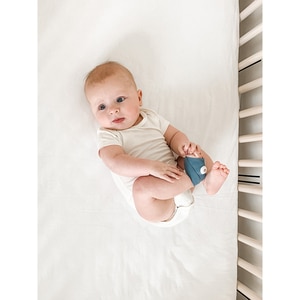 Soseta inteligenta OWLET Dream Sock BMRHNN67IM, albastru inchis-alb Soseta inteligenta OWLET Dream Sock BMRHNN67IM, albastru inchis-alb