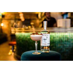 Set Gin Sir Edmond Vanilla Infused, 0.7L + 2 pahare Set Gin Sir Edmond Vanilla Infused, 0.7L + 2 pahare