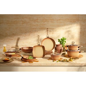 Cratita cu capac AMERCOOK Terracotta AC0108505.24, 3.8l, 24cm, aluminiu presat, aramiu Cratita cu capac AMERCOOK Terracotta AC0108505.24, 3.8l, 24cm, aluminiu presat, aramiu