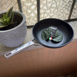 Tigaie wok RISOLI Black Plus 1810, 24 cm, aluminiu reciclat, negru Tigaie wok RISOLI Black Plus 1810, 24 cm, aluminiu reciclat, negru