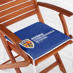 Perna scaun ECHIPA NATIONALA DE FOTBAL A ROMANIEI, 42 x 42 cm, albastru Perna scaun ECHIPA NATIONALA DE FOTBAL A ROMANIEI, 42 x 42 cm, albastru