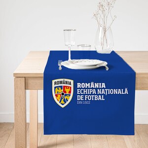 Napron ECHIPA NATIONALA DE FOTBAL A ROMANIEI, 140 x 45 cm, albastru Napron ECHIPA NATIONALA DE FOTBAL A ROMANIEI, 140 x 45 cm, albastru