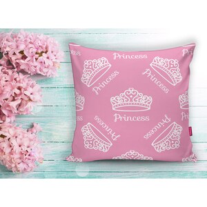 Fata perna decorativa Princess Crown, 30% bumbac + 70% poliester, 43 x 43 cm, roz Fata perna decorativa Princess Crown, 30% bumbac + 70% poliester, 43 x 43 cm, roz