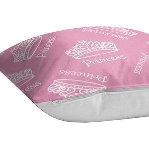 Fata perna decorativa Princess Crown, 30% bumbac + 70% poliester, 43 x 43 cm, roz Fata perna decorativa Princess Crown, 30% bumbac + 70% poliester, 43 x 43 cm, roz