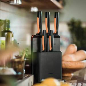 Set cutite FISKARS 1057554, 6 piese, 11-23cm, negru Set cutite FISKARS 1057554, 6 piese, 11-23cm, negru