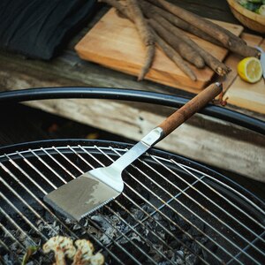 Spatula pentru gratar FISKARS Norden, 44.4 cm, otel inoxidabil si lemn, argintiu/maro Spatula pentru gratar FISKARS Norden, 44.4 cm, otel inoxidabil si lemn, argintiu/maro