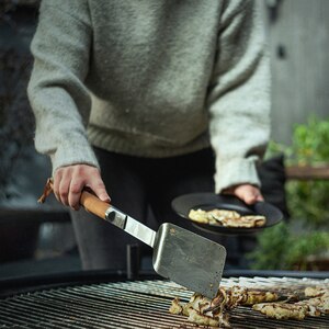 Spatula pentru gratar FISKARS Norden, 44.4 cm, otel inoxidabil si lemn, argintiu/maro Spatula pentru gratar FISKARS Norden, 44.4 cm, otel inoxidabil si lemn, argintiu/maro